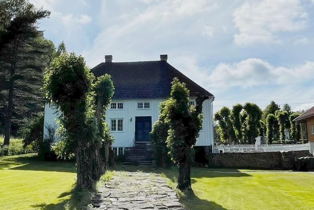 Bosvik Gard, Nyrenovert Leilighet I Hovedhus Fra 1756 Risør Exterior foto