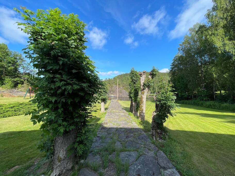 Bosvik Gard, Nyrenovert Leilighet I Hovedhus Fra 1756 Risør Exterior foto